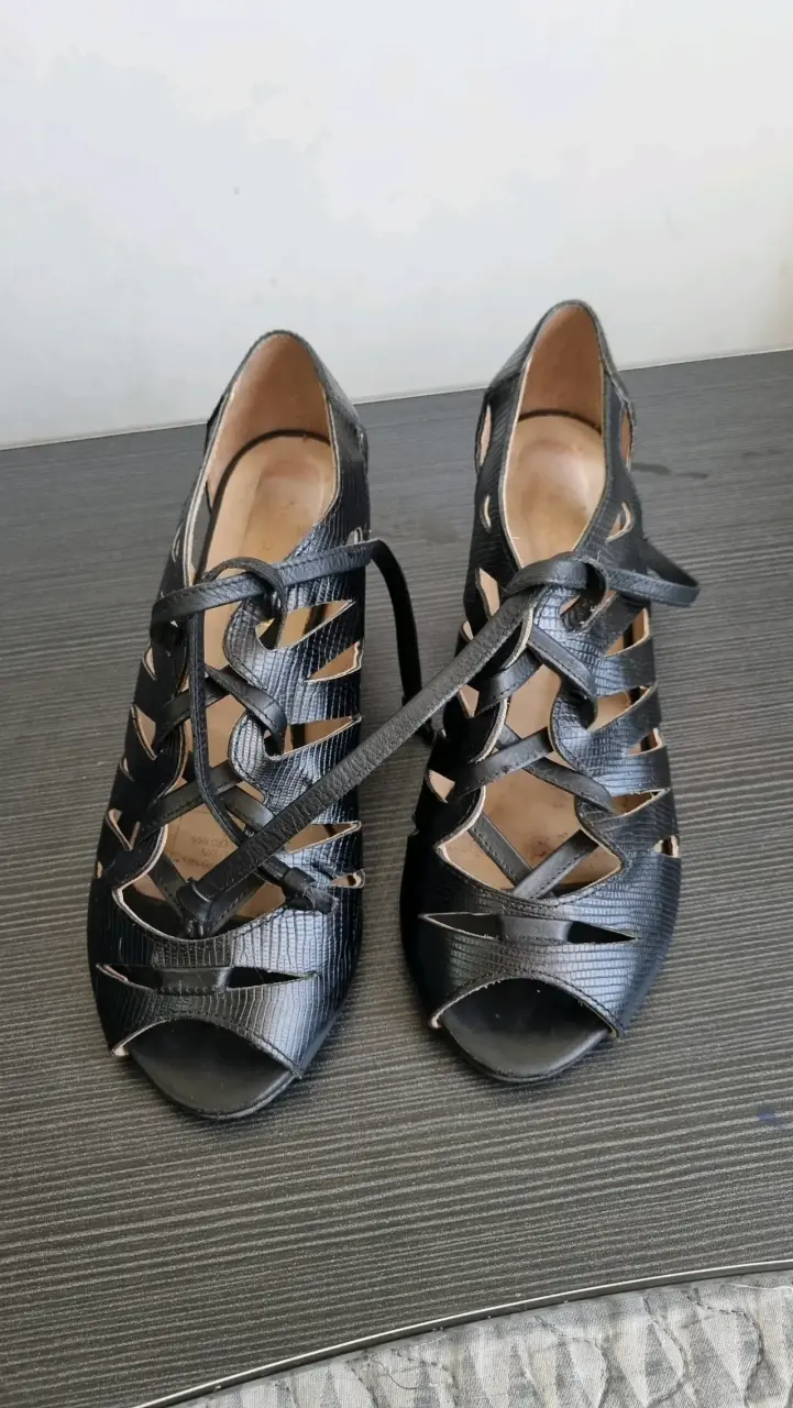 Sandalias negras de cuero con cuña - 2