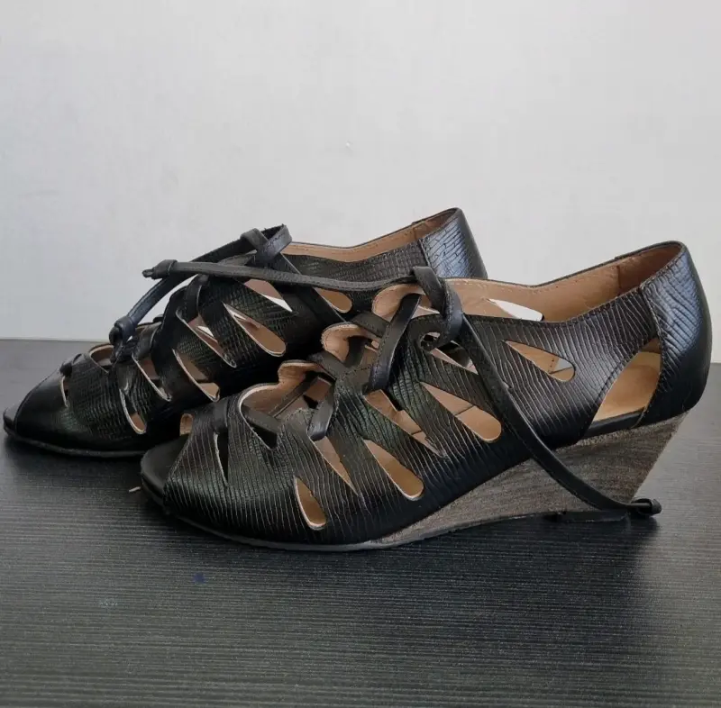 Sandalias negras de cuero con cuña - 3
