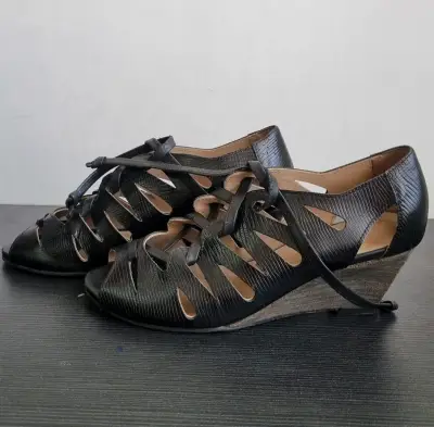 Sandalias negras de cuero con cuña - miniatura 3