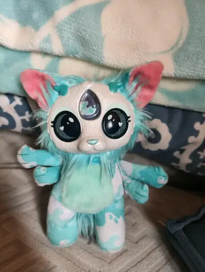 Peluche de criatura mágica con ojos grandes - miniatura 1