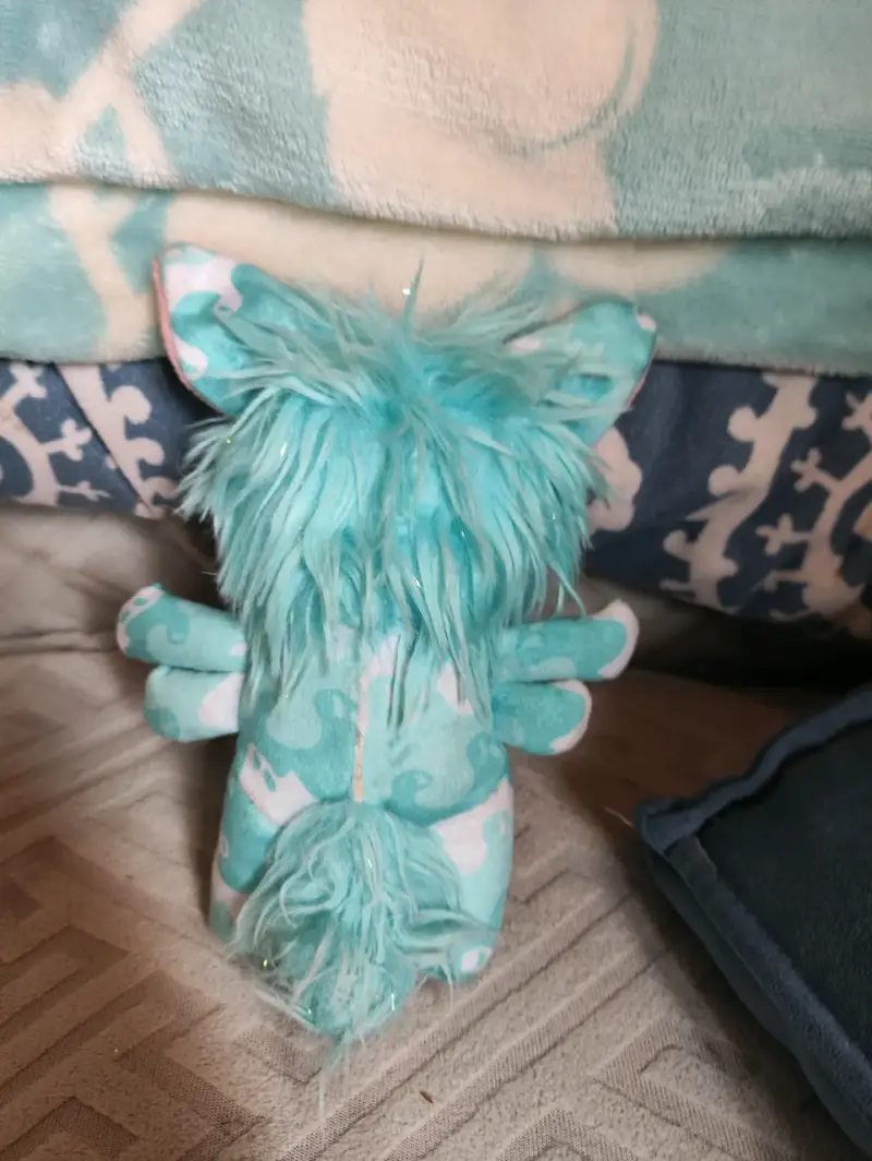 Peluche de criatura mágica con ojos grandes - 2