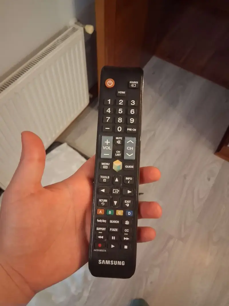Televisor Samsung 55 pulgadas con control remoto - 4