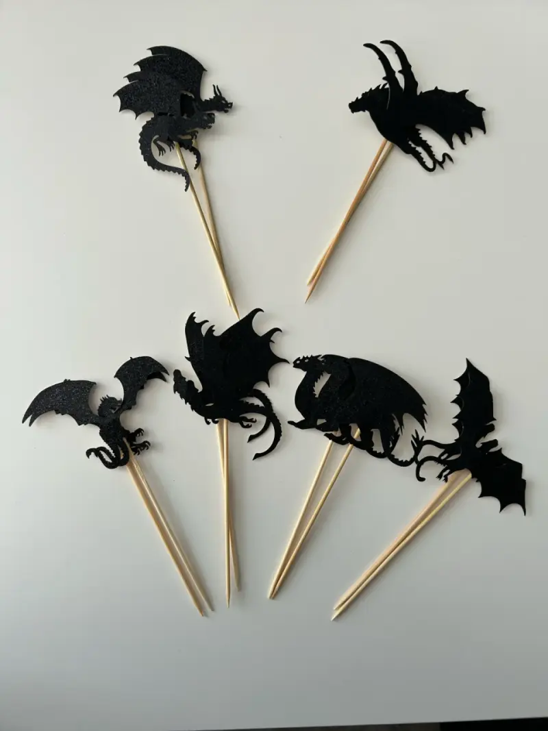 Decoraciones de pastel con siluetas de dragones - 1