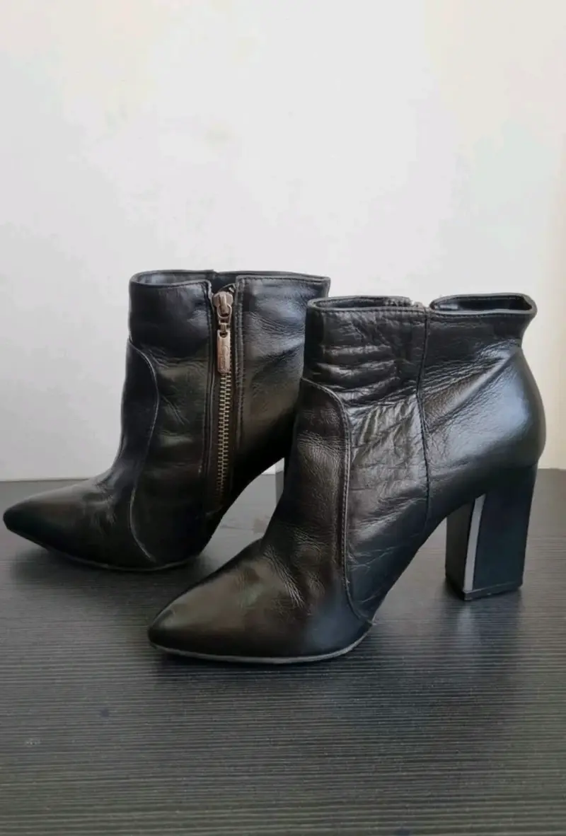 Botines de cuero negro con tacón alto