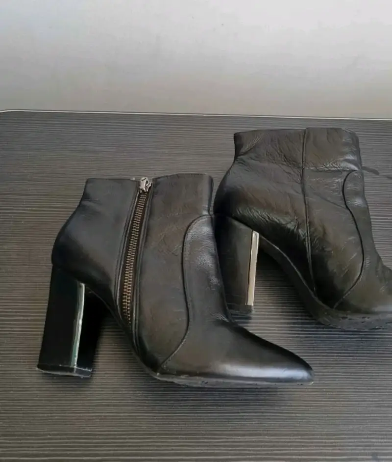 Botines de cuero negro con tacón alto - 2