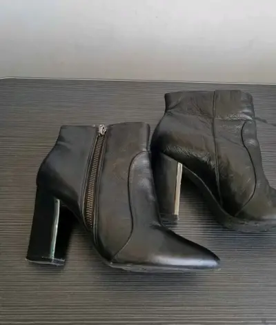 Botines de cuero negro con tacón alto - miniatura 2