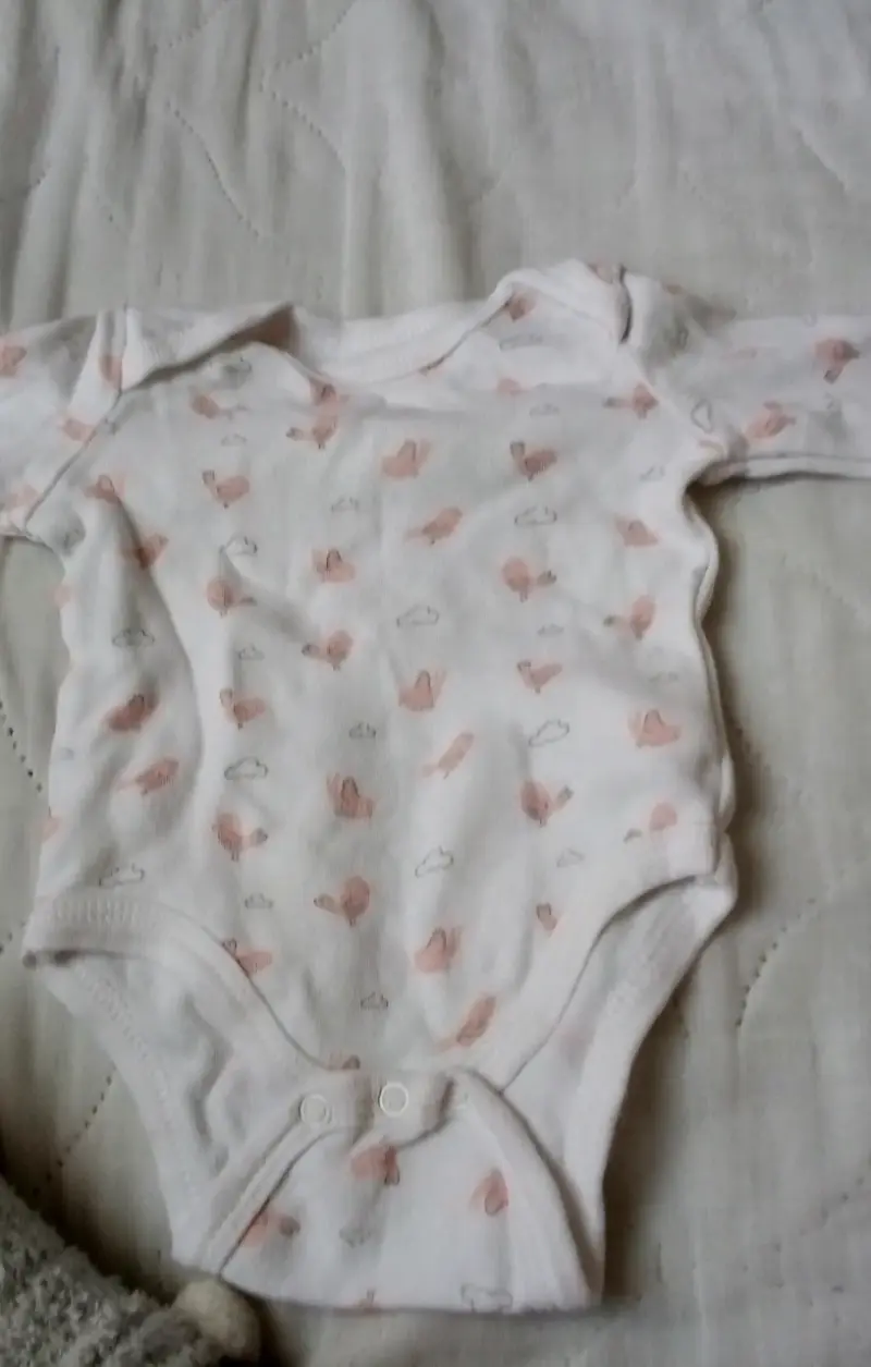 Conjunto de ropa para bebé en tonos pastel