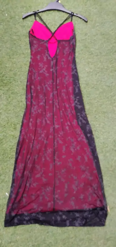 Vestido largo estampado floral rojo y negro - miniatura 2