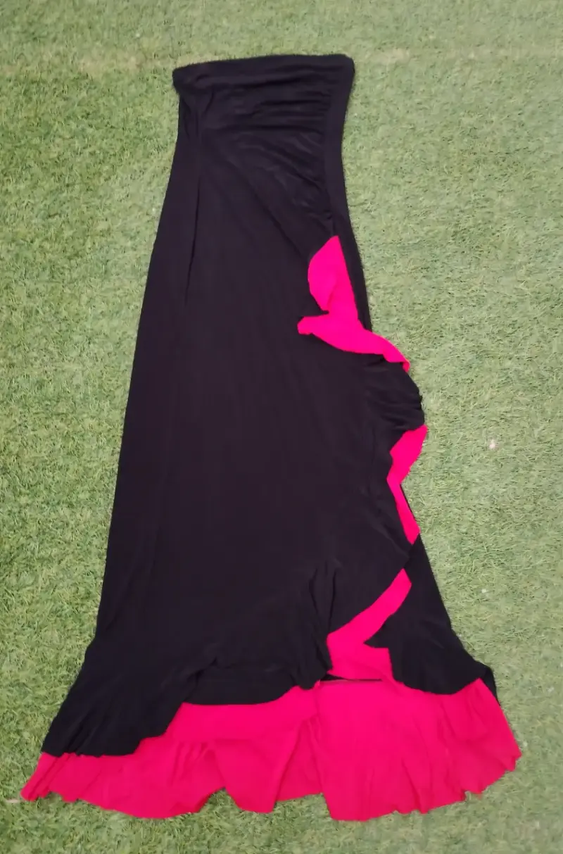 Vestido largo negro con detalles rojos