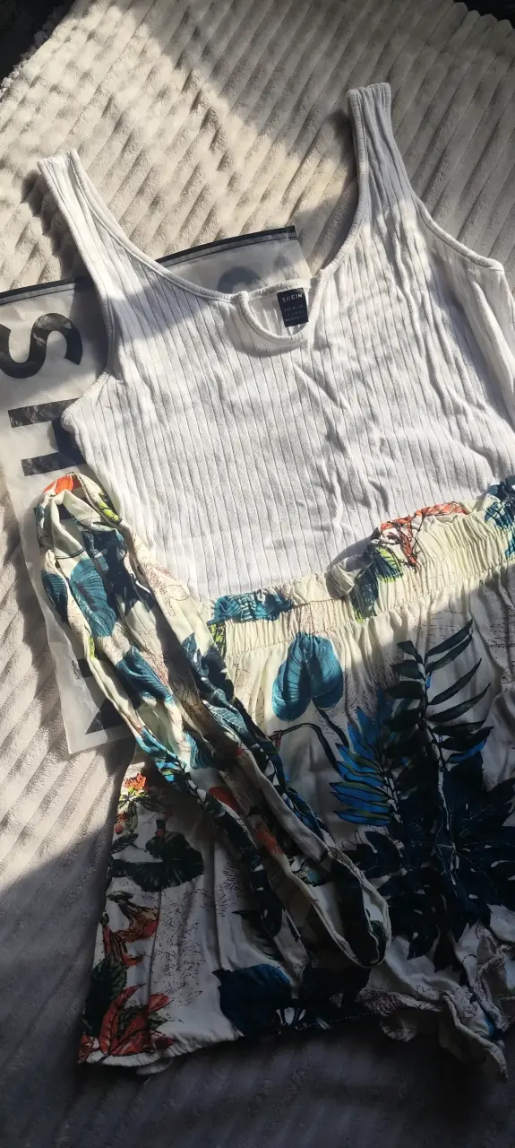 Entero Shein blanco con estampado floral - 1