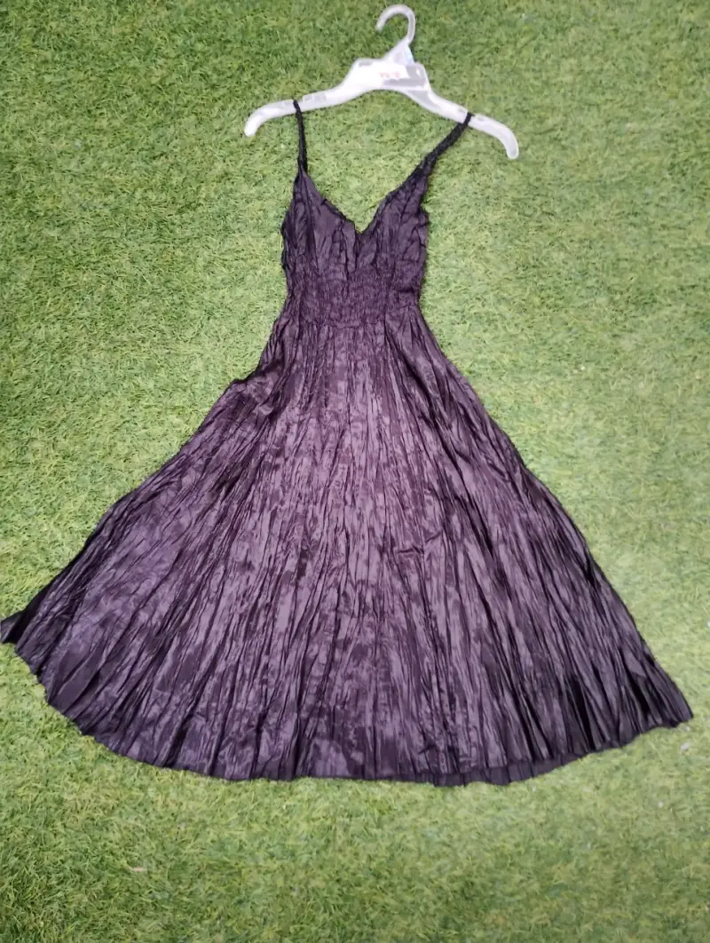 Vestido corto plisado negro elegante