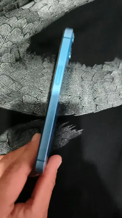 iPhone 13 azul en buen estado - miniatura 3