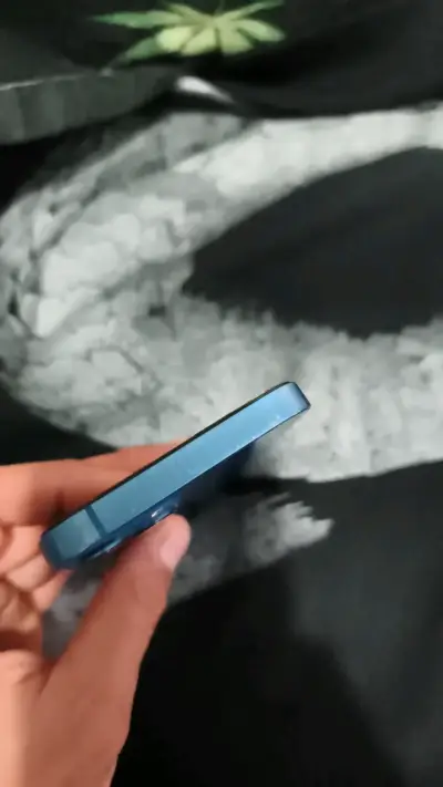 iPhone 13 azul en buen estado - miniatura 4