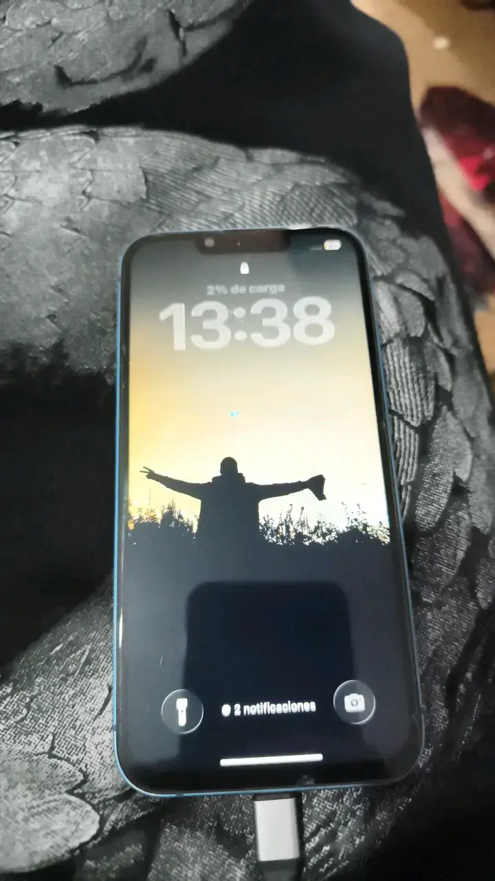 iPhone 13 azul en buen estado - 6