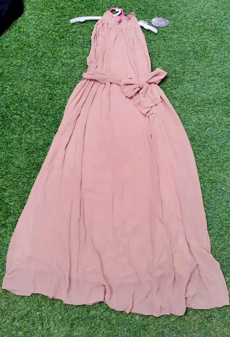 Vestido largo color beige con lazo - 1