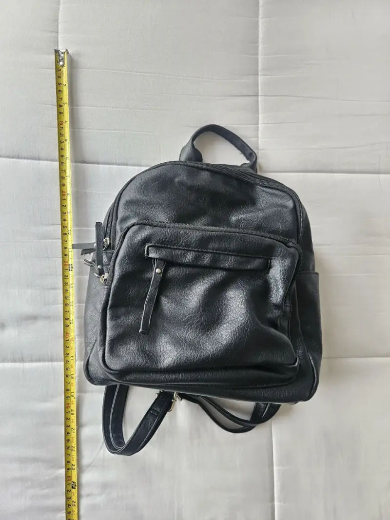 Mochila negra ecocuero con bolsillos