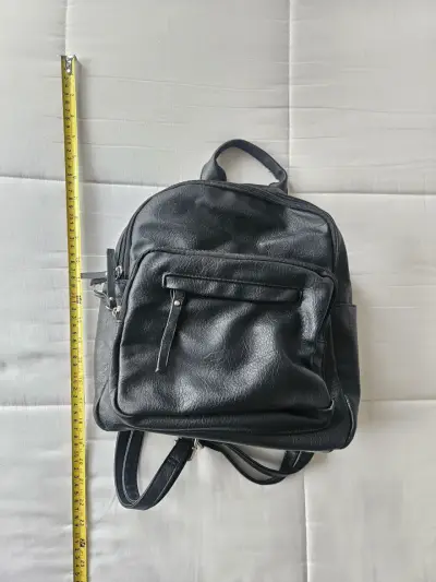 Mochila negra ecocuero con bolsillos - miniatura 1