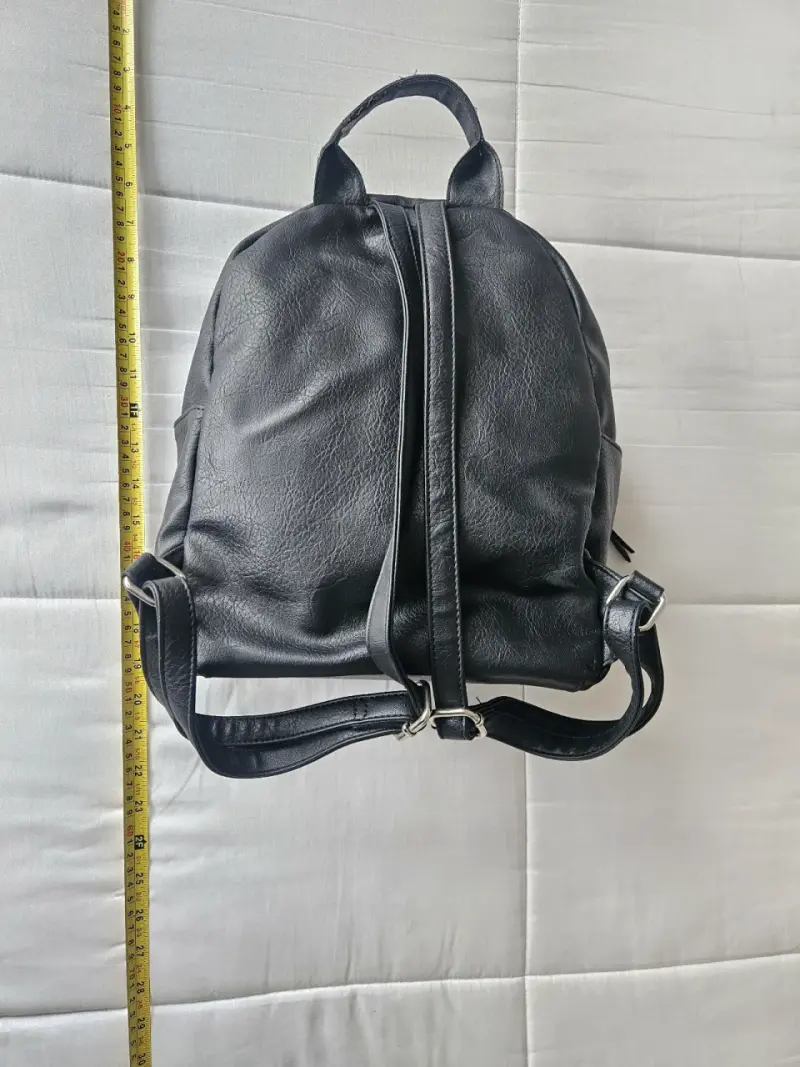 Mochila negra ecocuero con bolsillos - 2