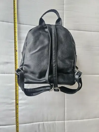 Mochila negra ecocuero con bolsillos - miniatura 2