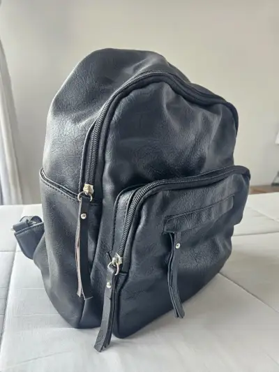 Mochila negra ecocuero con bolsillos - miniatura 3
