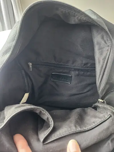 Mochila negra ecocuero con bolsillos - miniatura 4