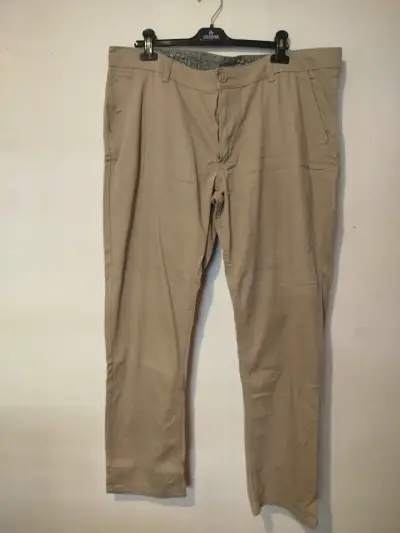 Pantalones beige Tom Ramsey para hombre - miniatura 1