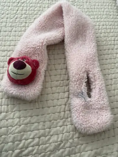 Bufanda infantil rosa con diseño de oso de polar. - miniatura 2