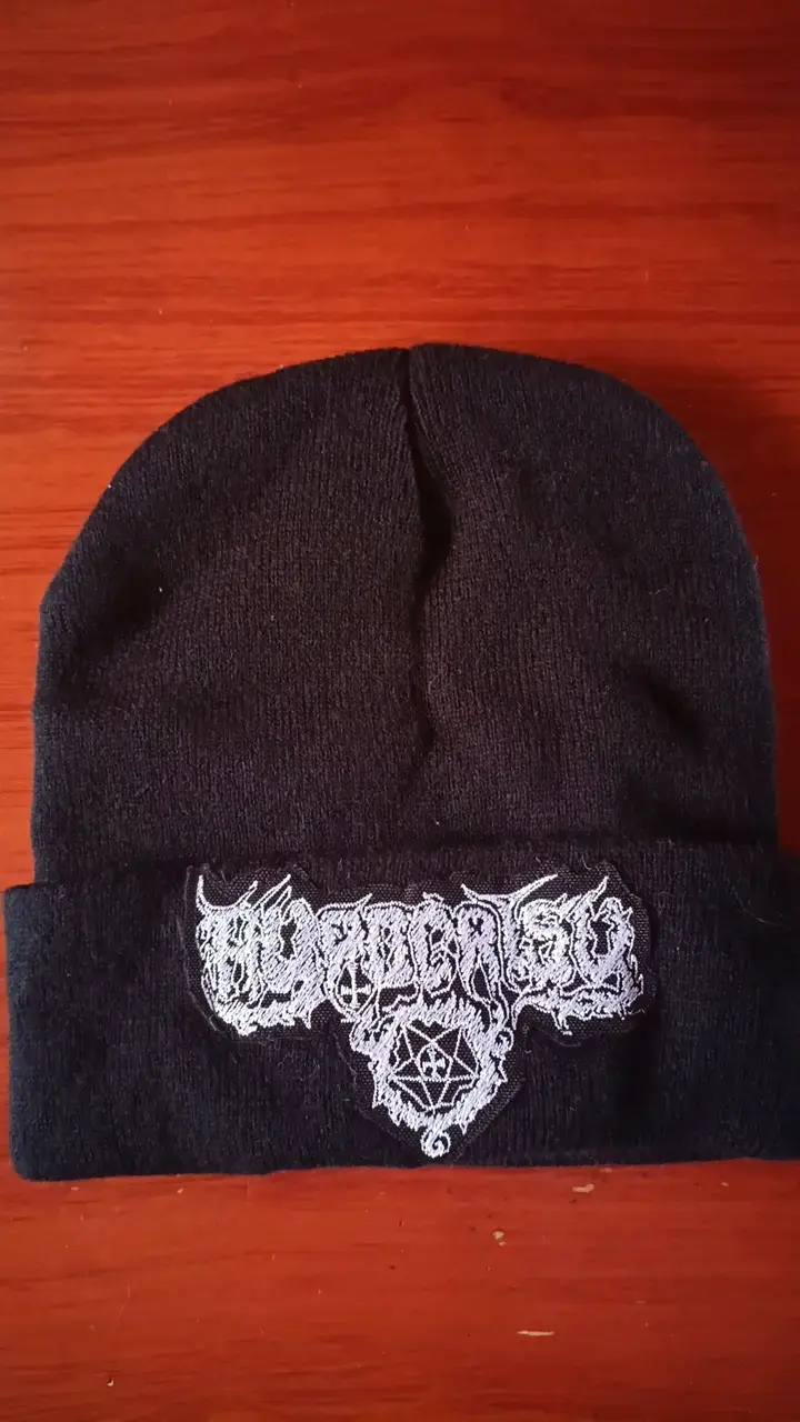 Gorro de lana negro con diseño bordado