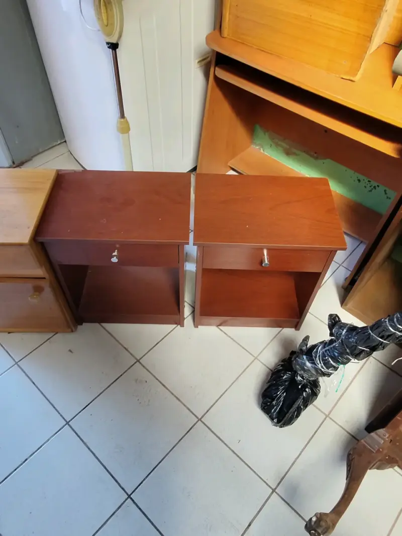 Juego de veladores de madera en buen estado - 1