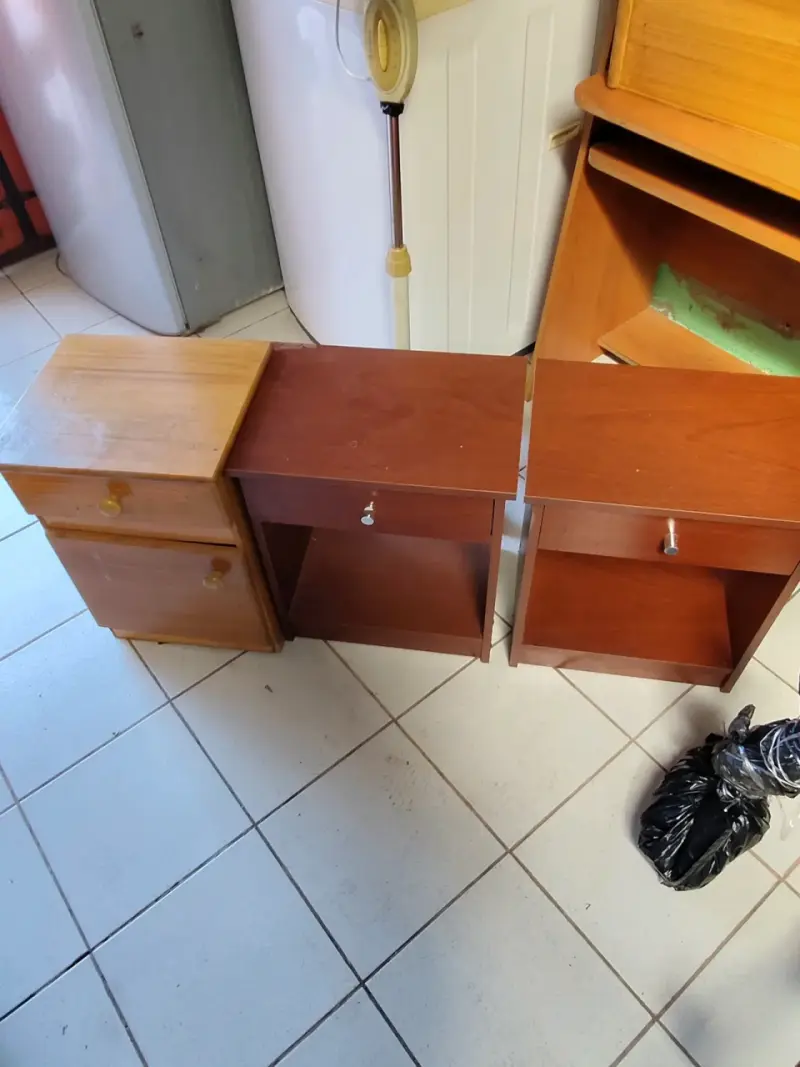 Juego de veladores de madera en buen estado - 2