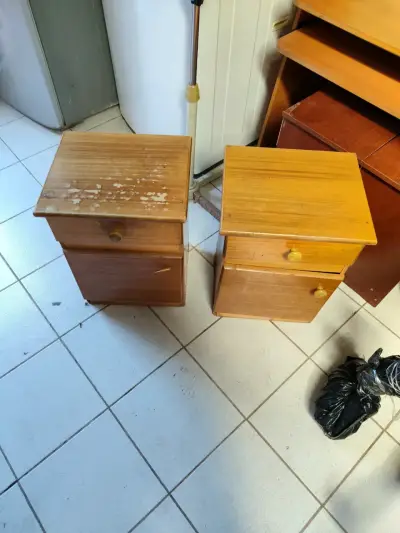 Juego de veladores de madera en buen estado - miniatura 3