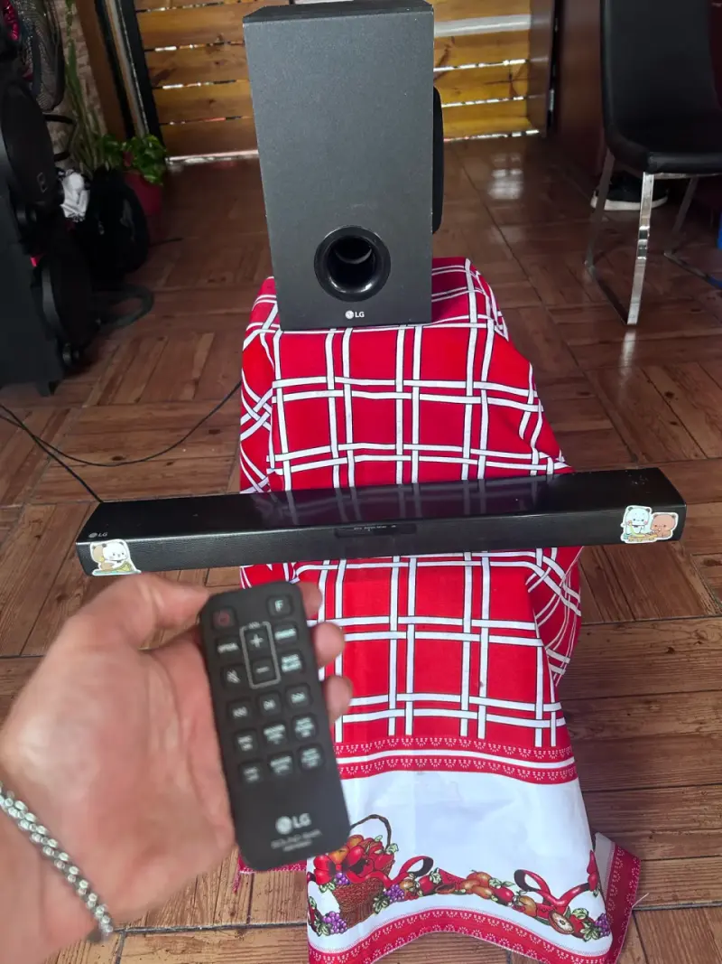 Sistema de sonido LG con subwoofer inalámbrico - 2