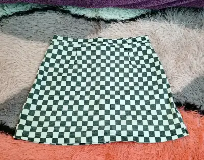 Falda corta a cuadros con botones - miniatura 2