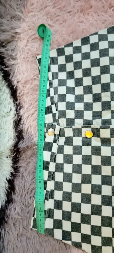 Falda corta a cuadros con botones - miniatura 4