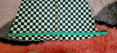 Falda corta a cuadros con botones - miniatura 5