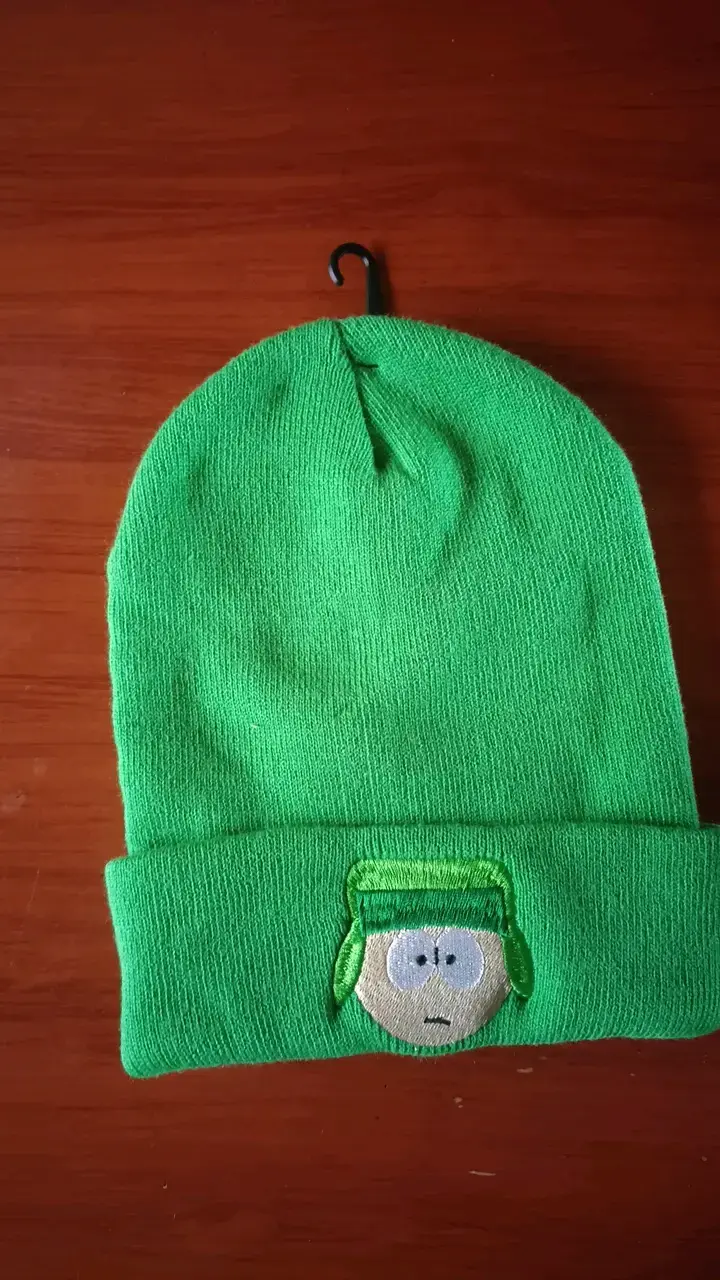 Gorro verde con diseño bordado