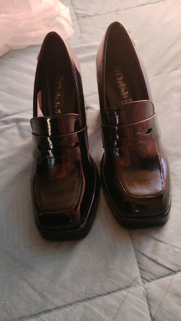 Zapatos de charol negros con tacón alto - 1