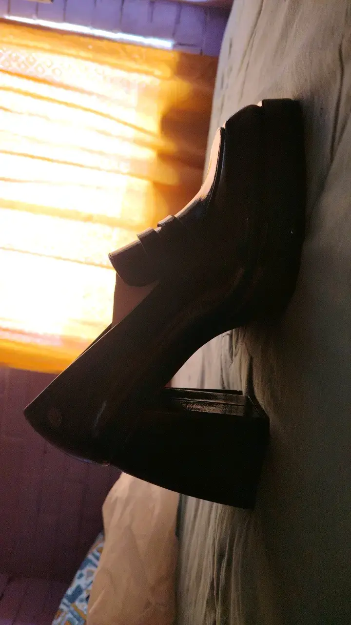 Zapatos de charol negros con tacón alto - 2