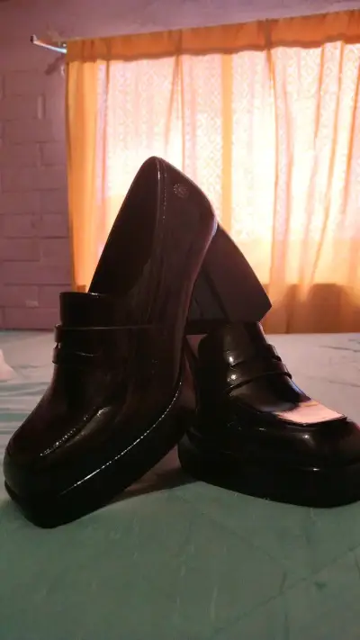 Zapatos de charol negros con tacón alto - miniatura 3