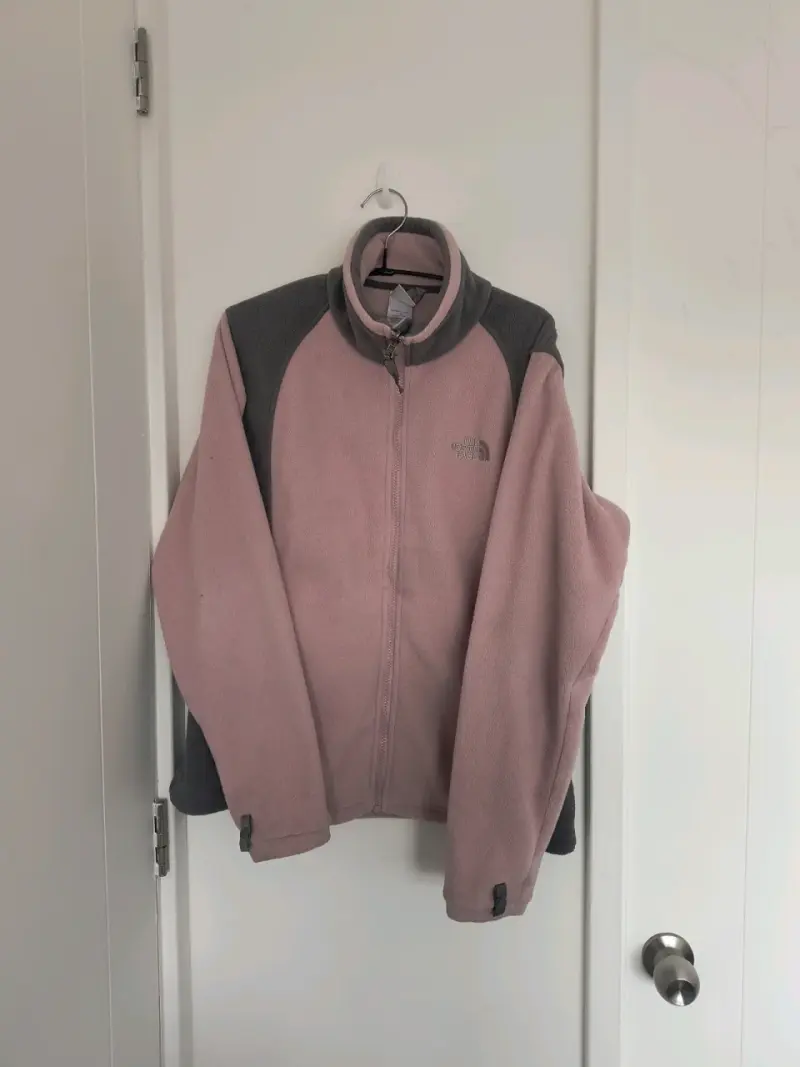 Chaqueta polar The North Face rosada y gris