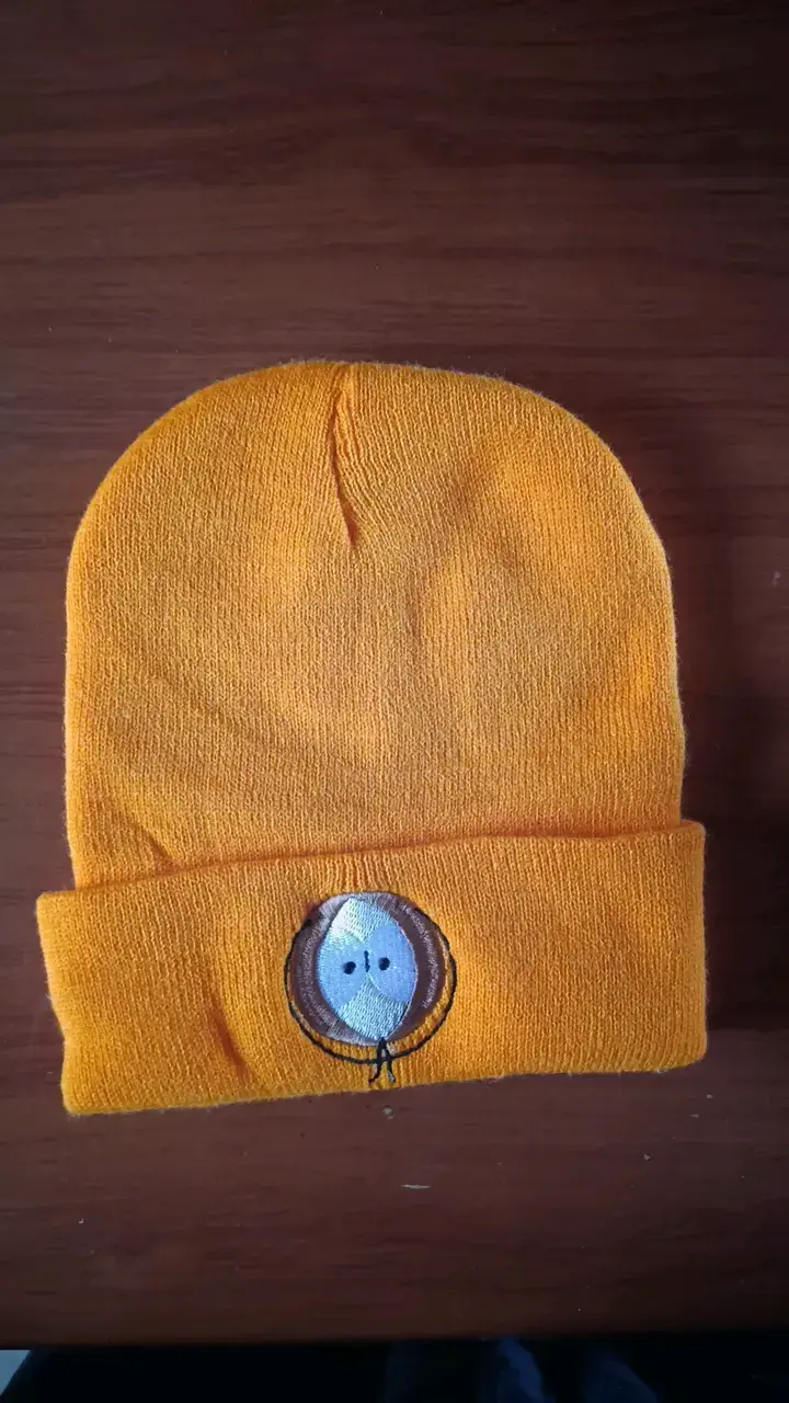 Gorro de lana amarillo con diseño bordado