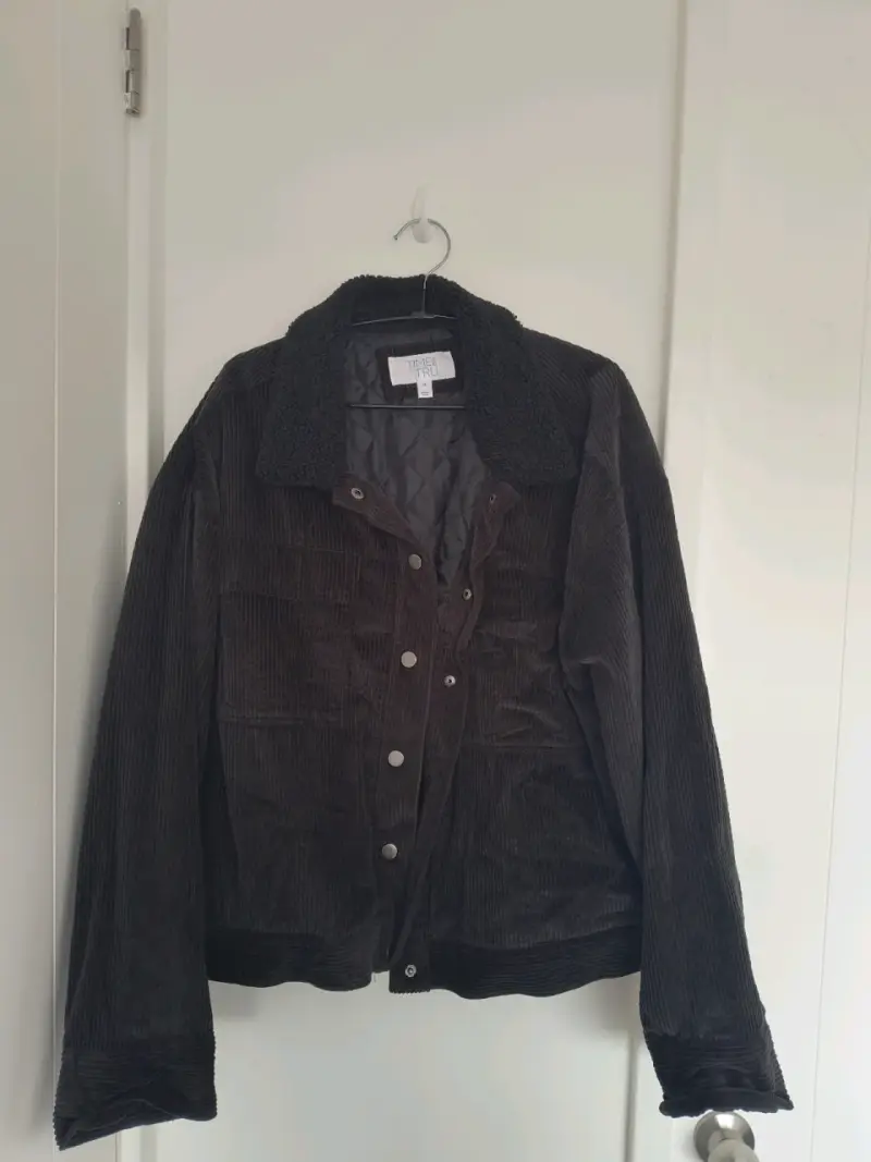 Chaqueta de pana negra con forro de borrego