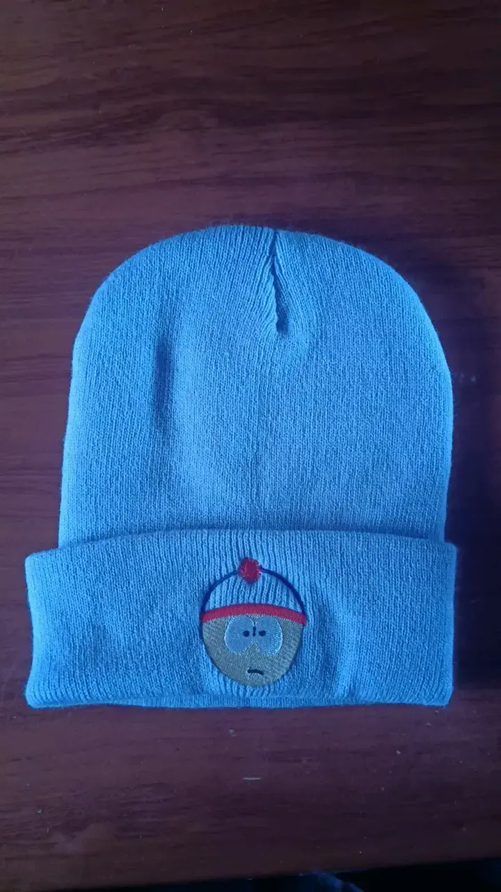 Gorro de lana azul con diseño bordado