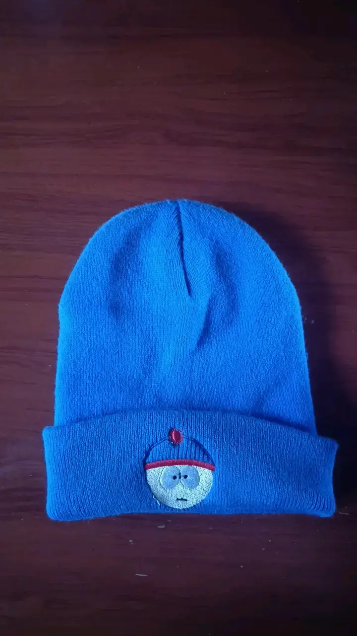 Gorro de lana azul con diseño bordado