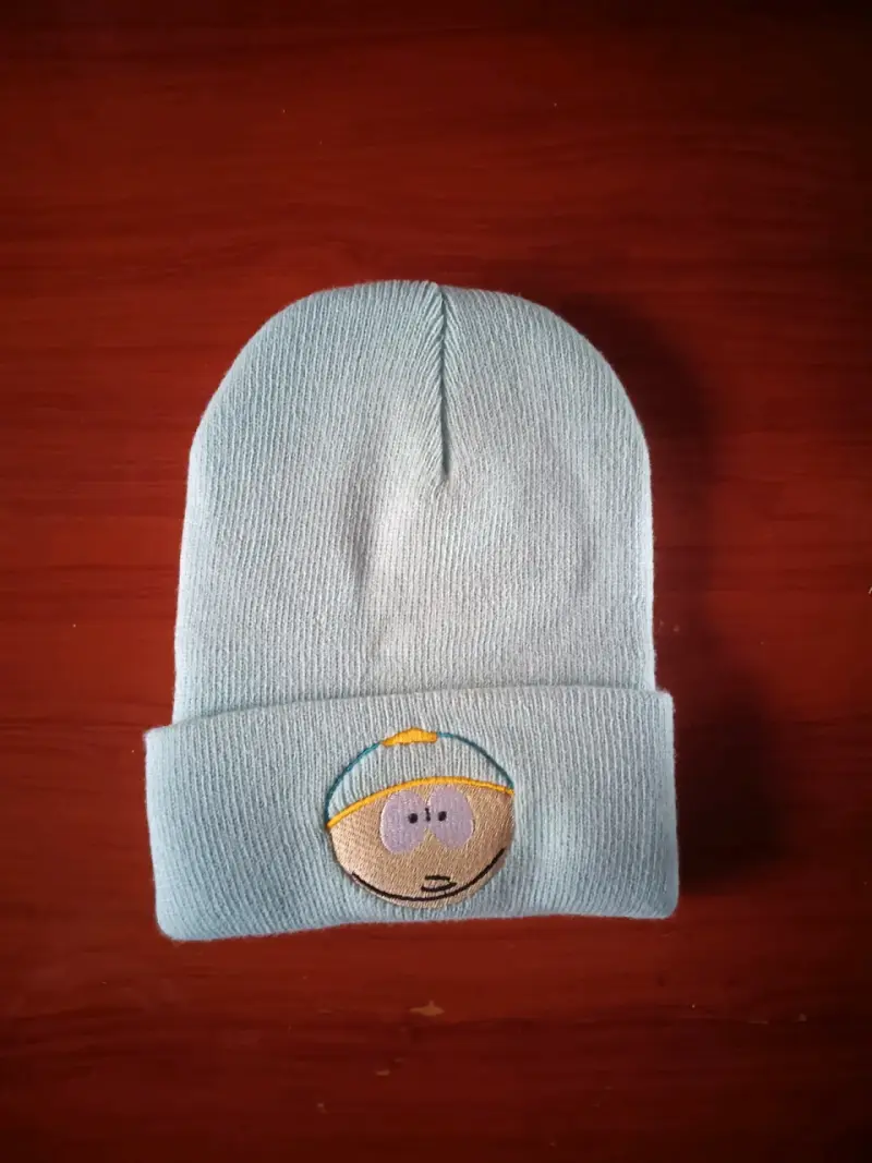 Gorro de lana azul con diseño animado