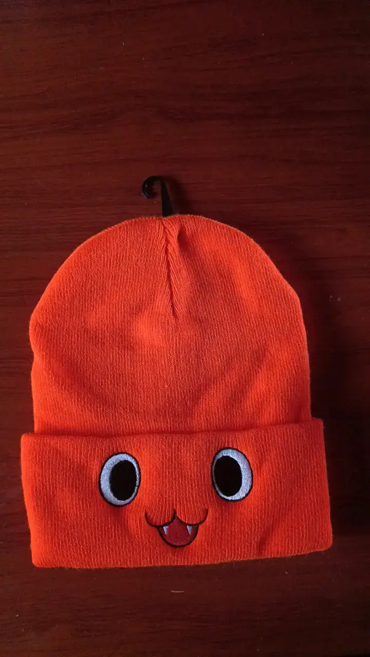 Gorro de lana naranja con diseño divertido