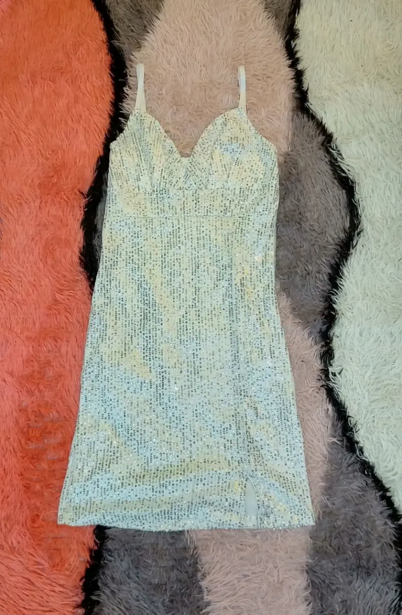 Vestido corto de lentejuelas plateado