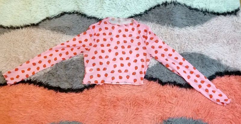 Polera manga larga con estampado de frutillas