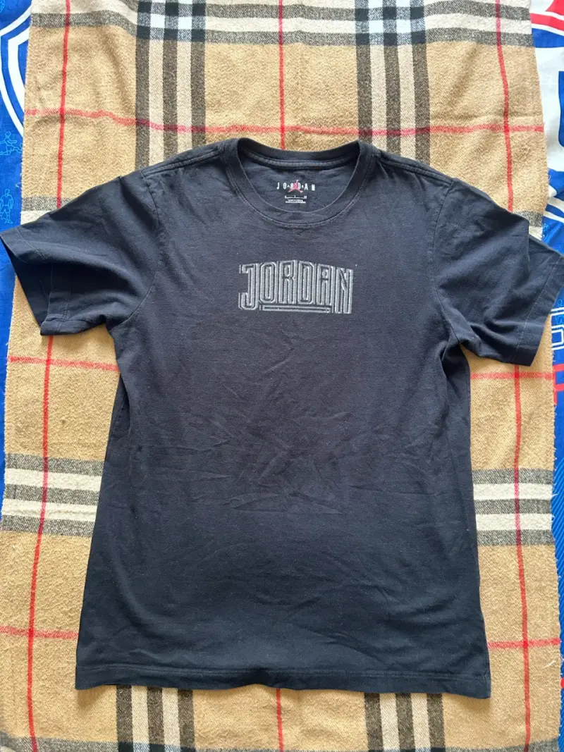 Polera Jordan negra con diseño gráfico - 1