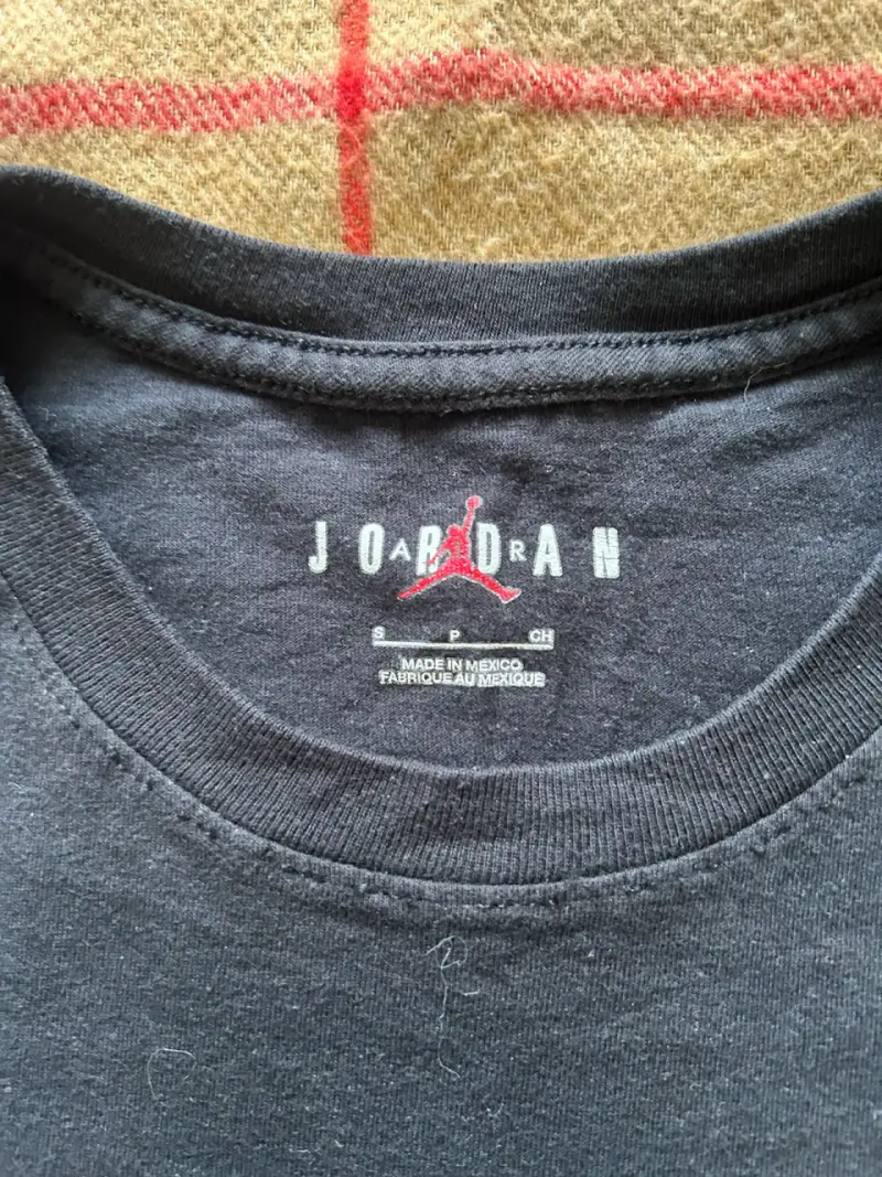 Polera Jordan negra con diseño gráfico - 2